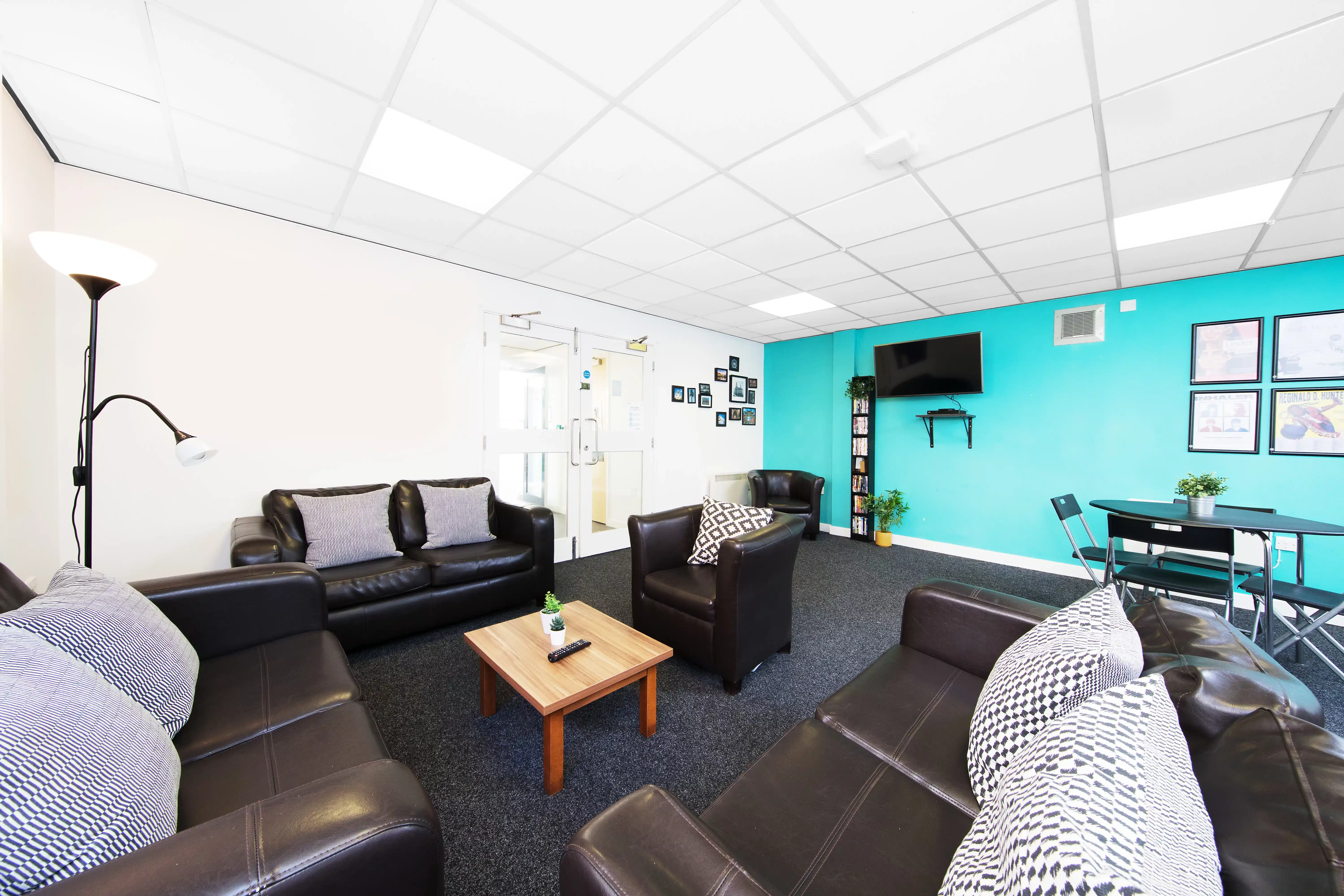 Amenities?w=400&h=260&fit=crop&q=40&auto=format&trim=auto