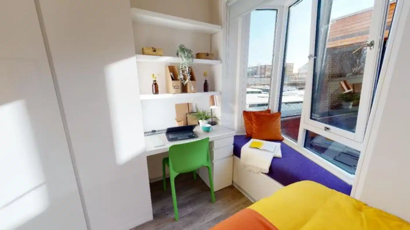 Exterior?w=400&h=260&fit=crop&q=40&auto=format&trim=auto