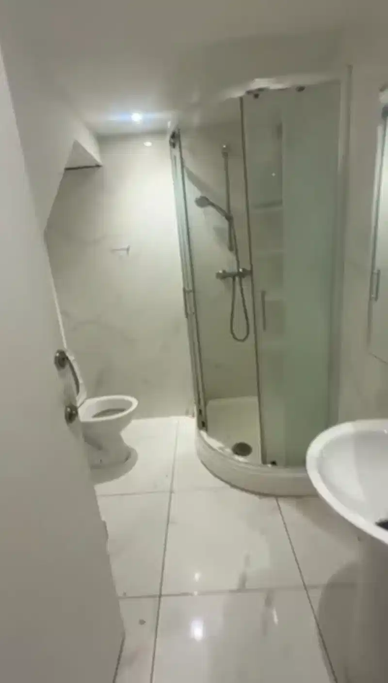 8 Bedroom Apartment - Common Area?w=400&h=260&fit=crop&q=40&auto=format&trim=auto