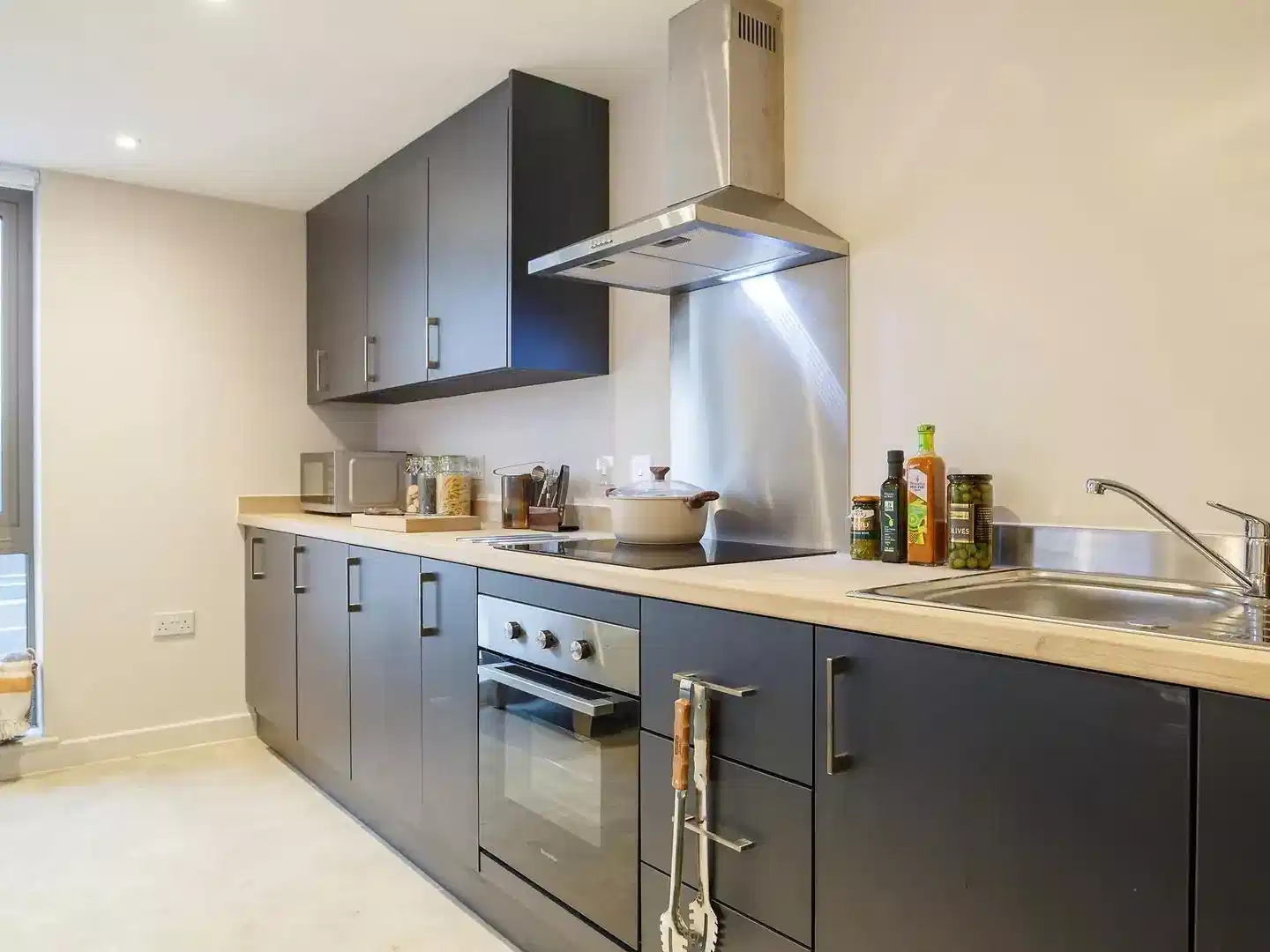 Exterior?w=400&h=260&fit=crop&q=40&auto=format&trim=auto