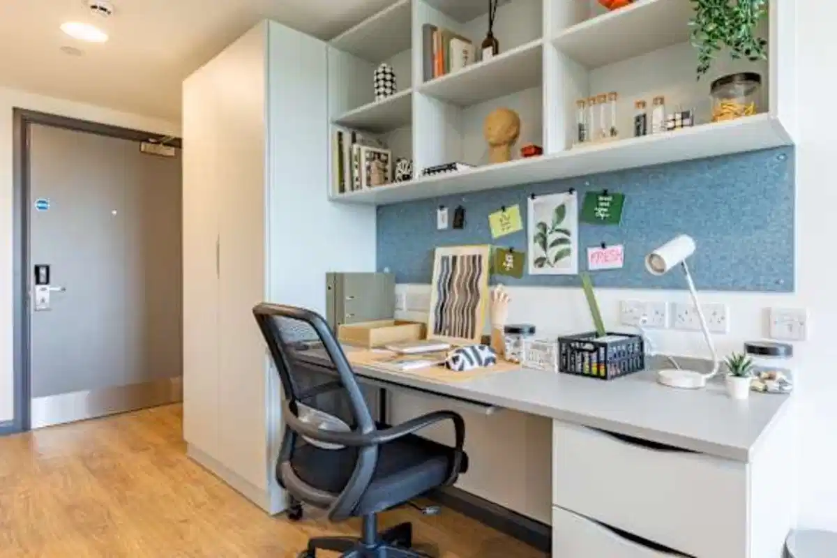 Common Area?w=400&h=260&fit=crop&q=40&auto=format&trim=auto