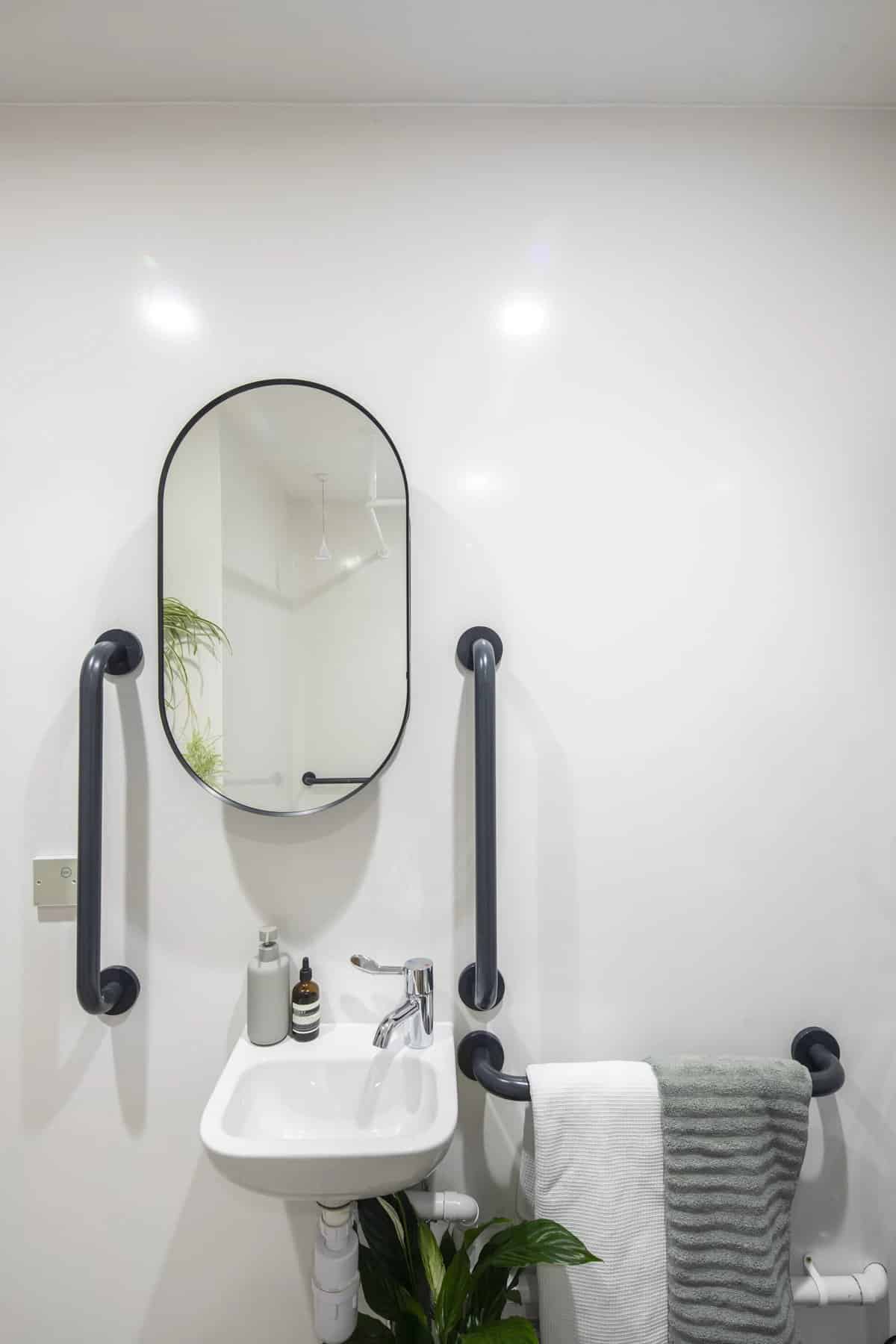 Common Area?w=400&h=260&fit=crop&q=40&auto=format&trim=auto