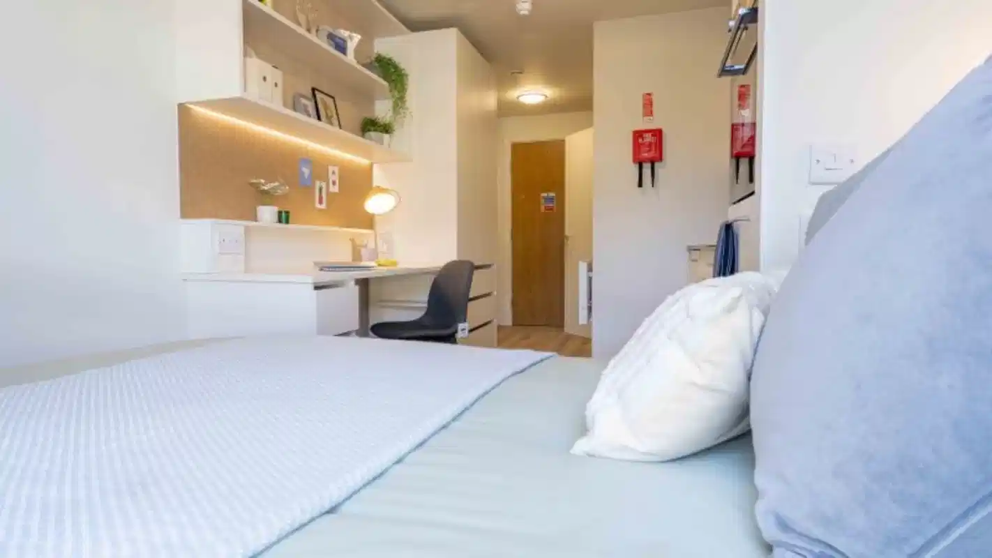 Common Area?w=400&h=260&fit=crop&q=40&auto=format&trim=auto