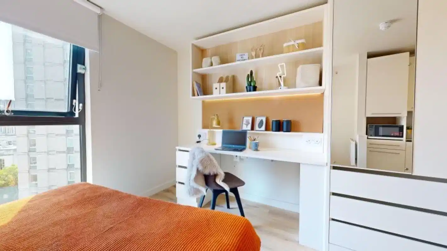 Common Area?w=400&h=260&fit=crop&q=40&auto=format&trim=auto