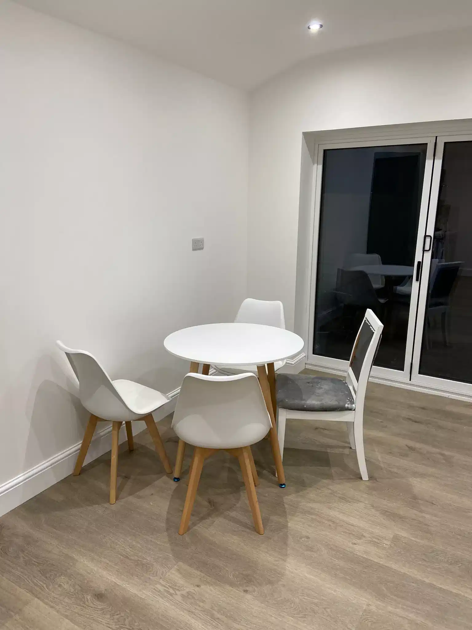 Bedroom?w=400&h=260&fit=crop&q=40&auto=format&trim=auto