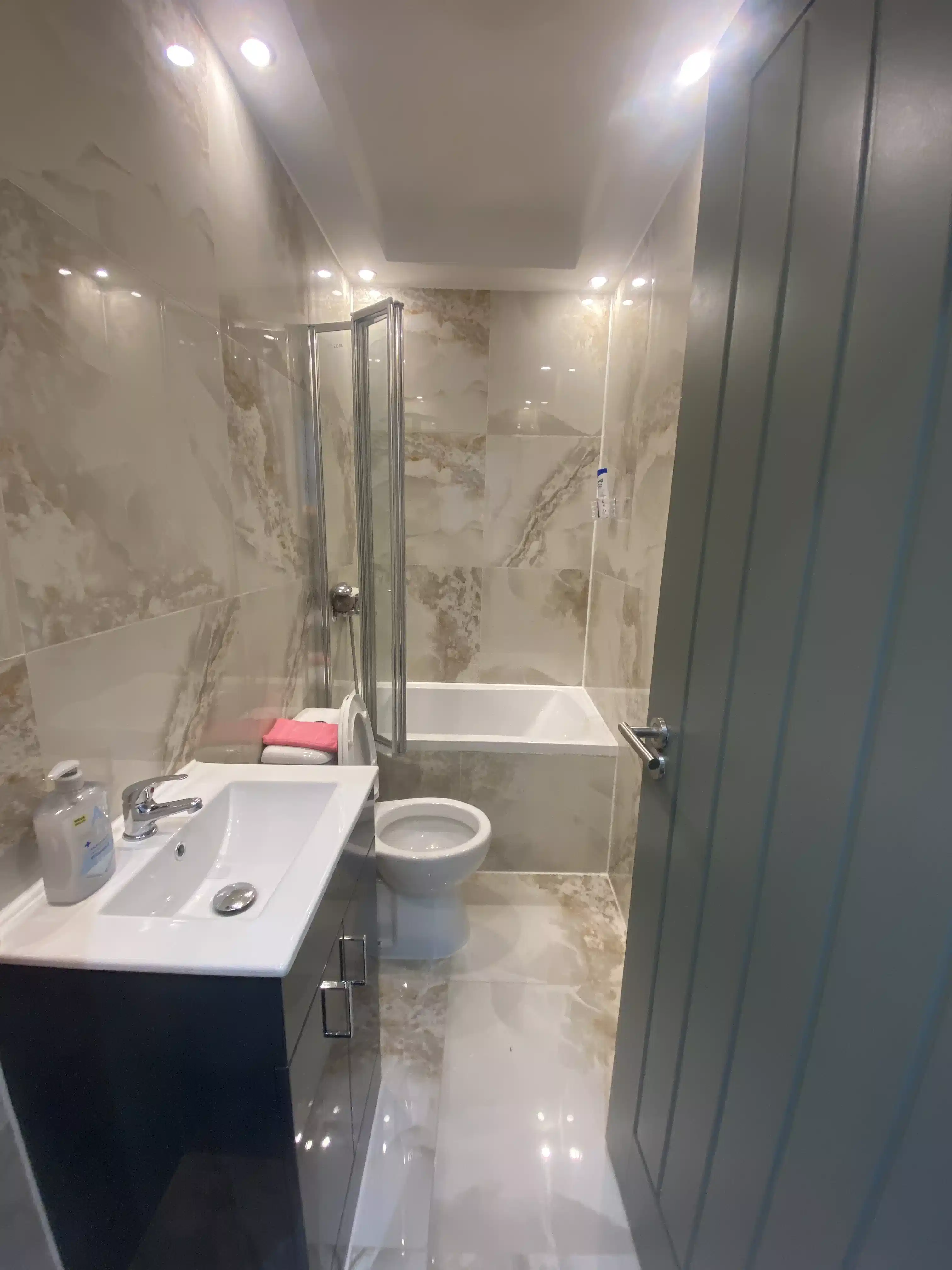 Room in a 6 Bedroom Apartment, Shaftsbury Rd, London E7 8PF - London, England, United Kingdom - Big Single - Bathroom
