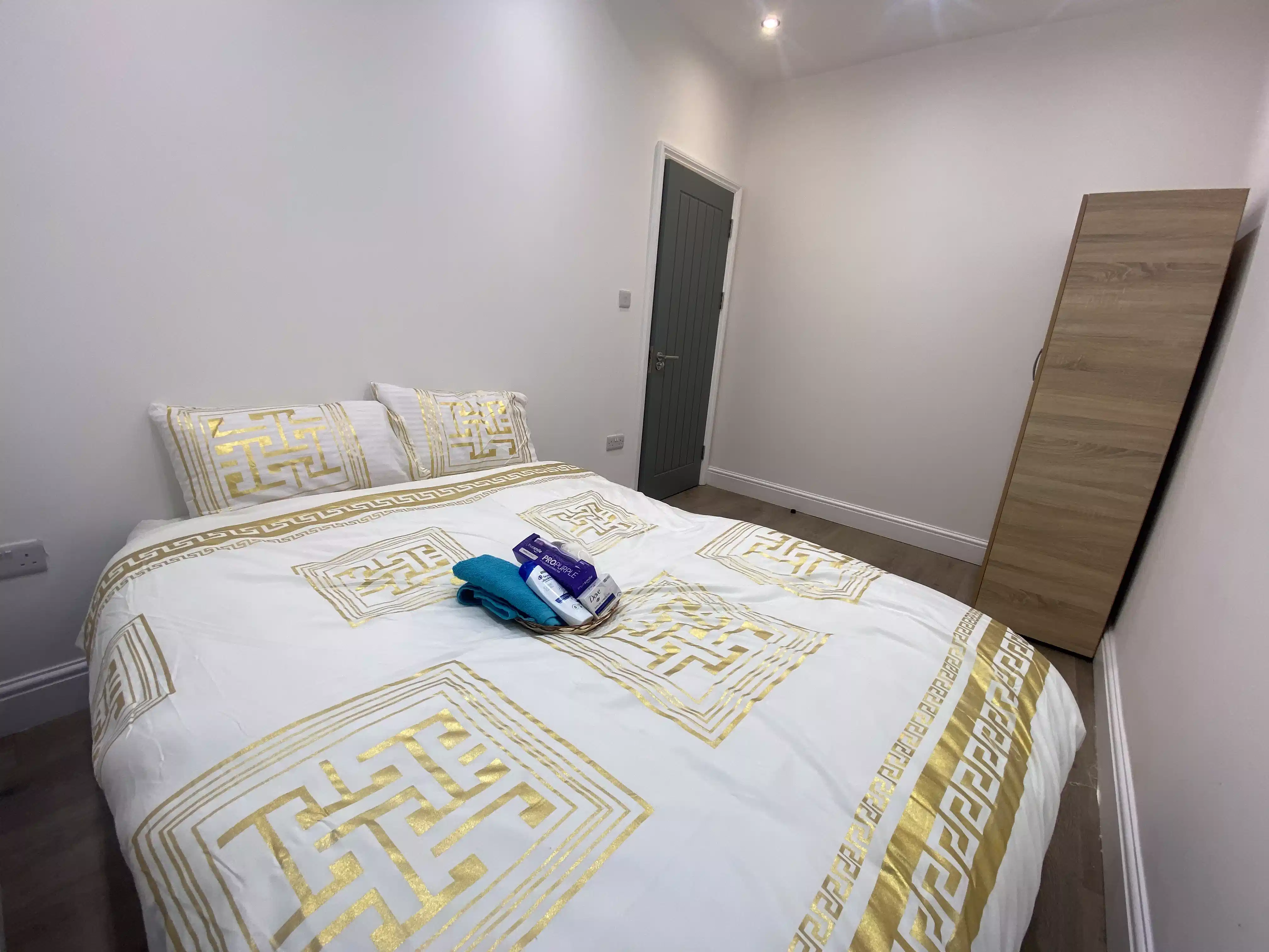 Bedroom?w=400&h=260&fit=crop&q=40&auto=format&trim=auto