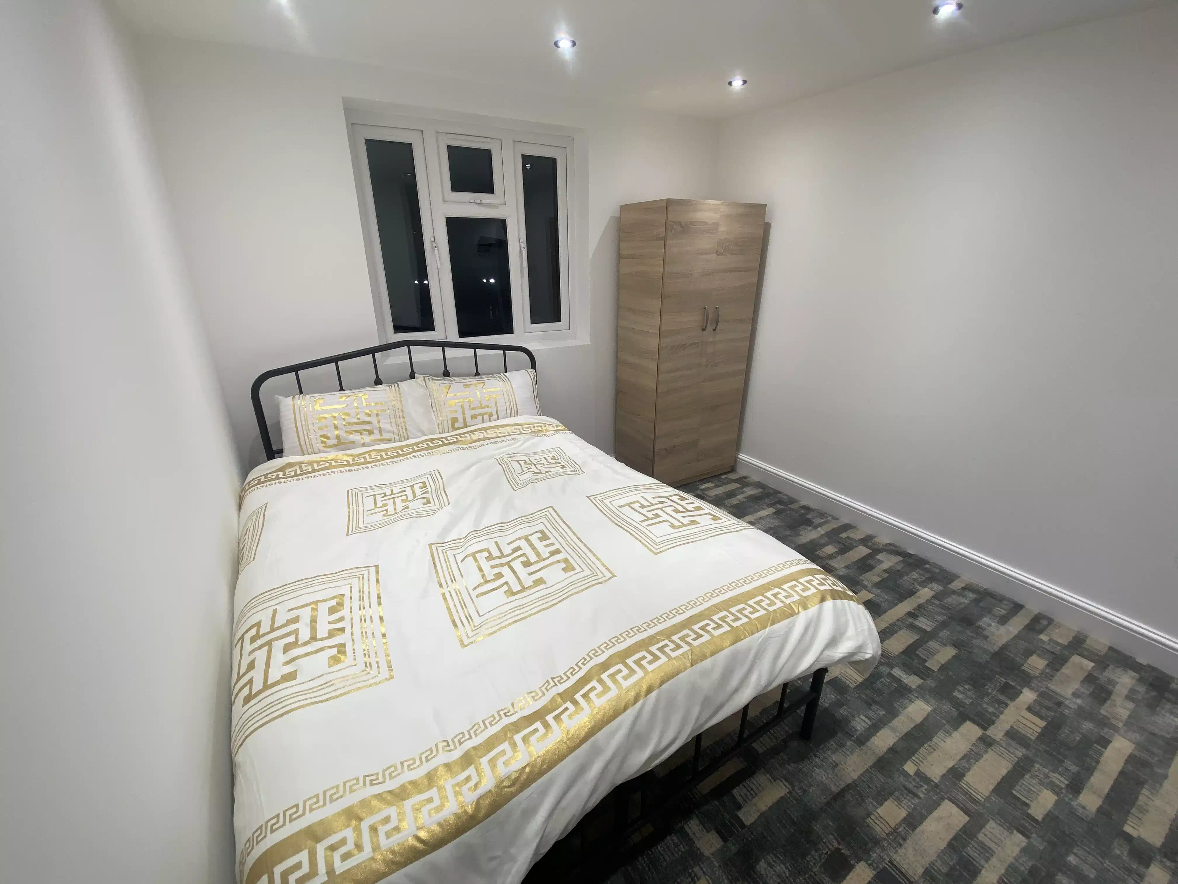 Room in a 6 Bedroom Apartment, Shaftsbury Rd, London E7 8PF - London, England, United Kingdom - Loft Ensuite - Bedroom