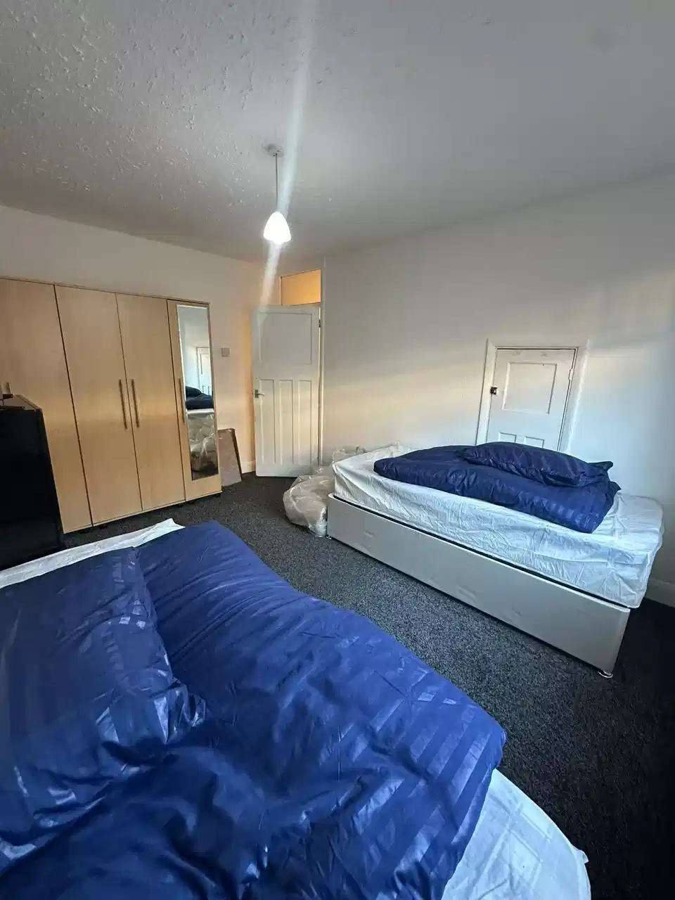 Bedroom?w=400&h=260&fit=crop&q=40&auto=format&trim=auto