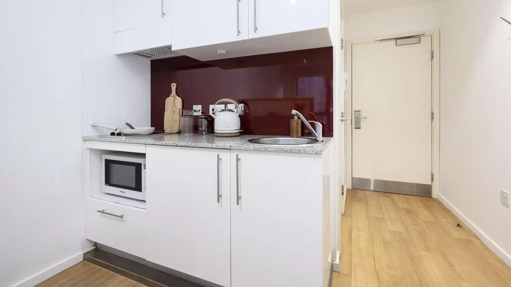 Bathroom?w=400&h=260&fit=crop&q=40&auto=format&trim=auto