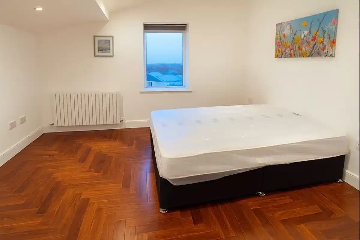 Bathroom?w=400&h=260&fit=crop&q=40&auto=format&trim=auto