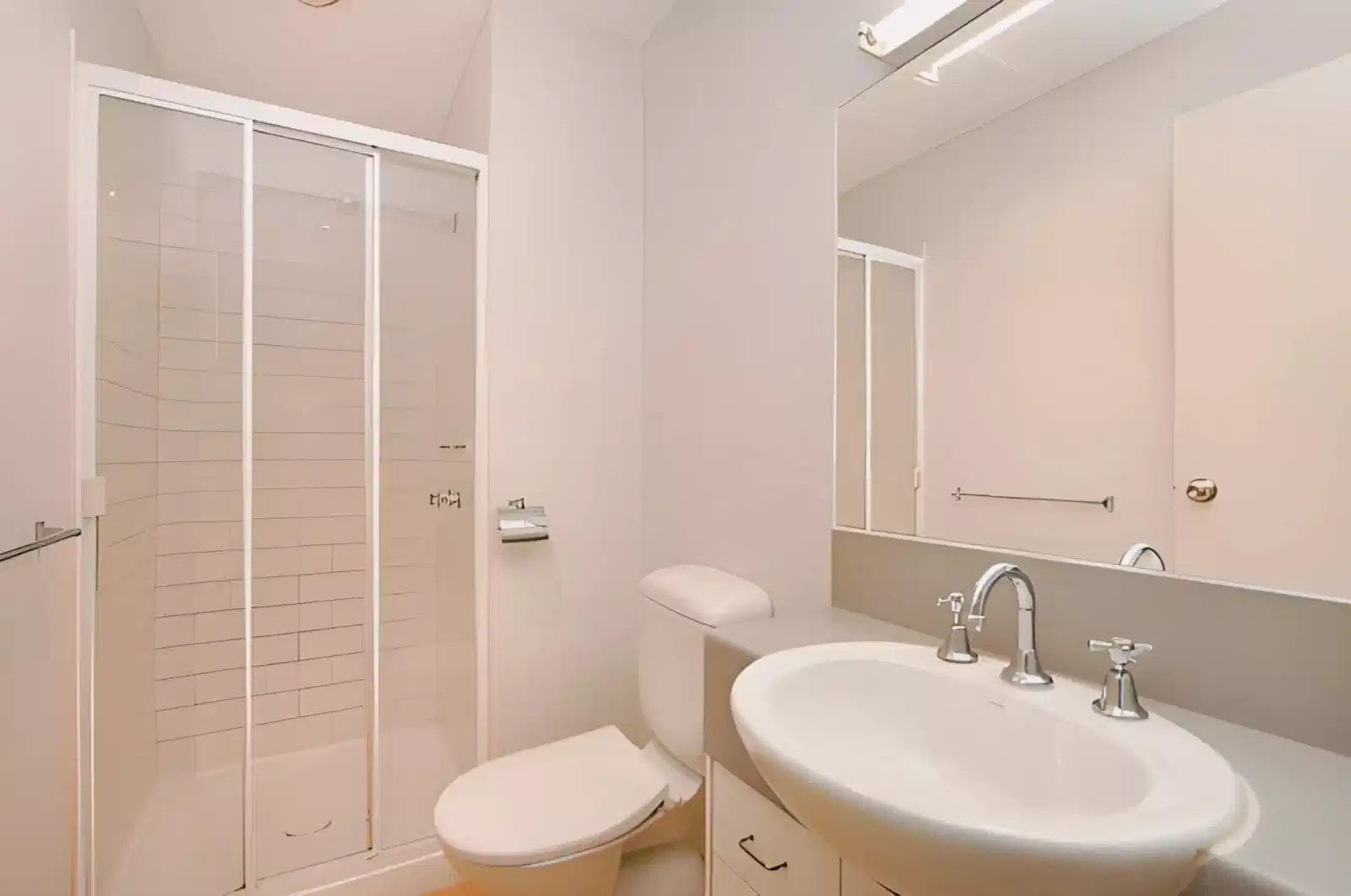Bathroom?w=400&h=260&fit=crop&q=40&auto=format&trim=auto