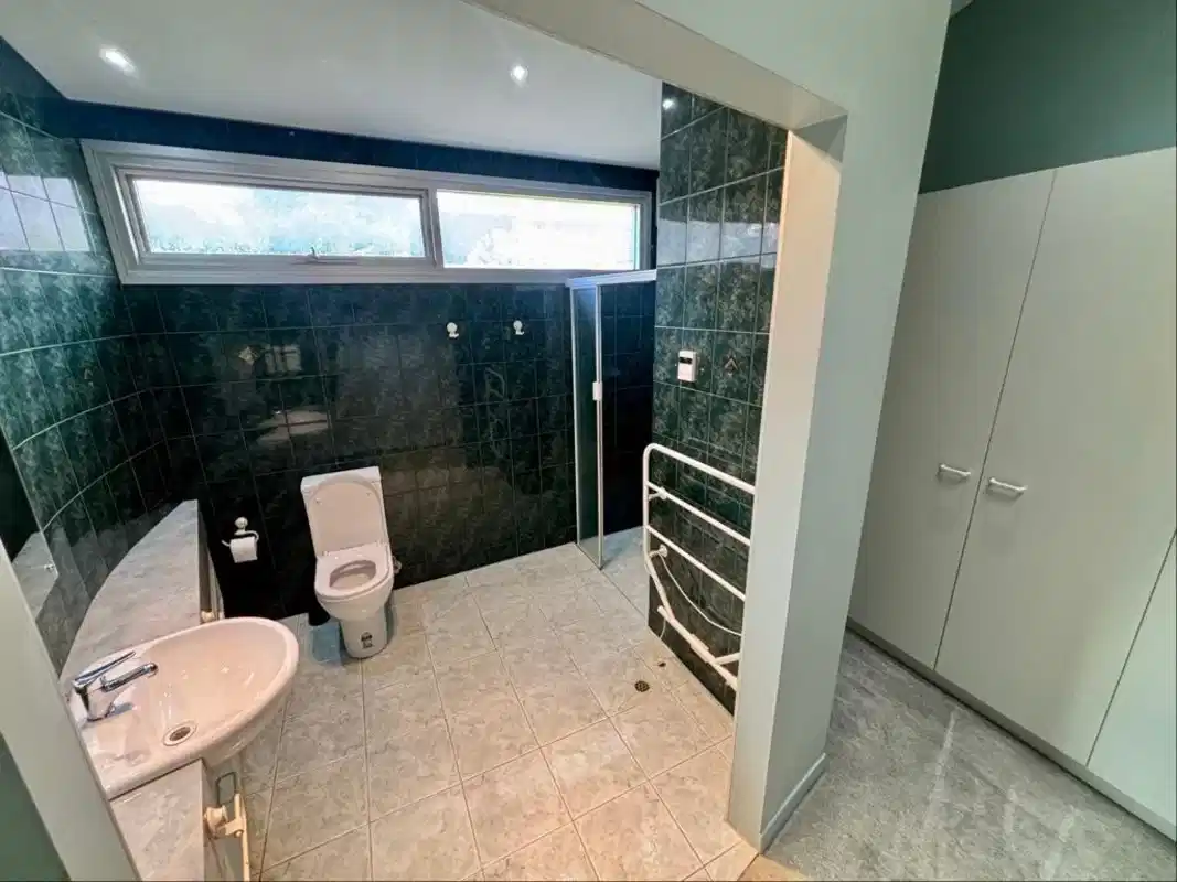 Room 1 - Bathroom?w=400&h=260&fit=crop&q=40&auto=format&trim=auto