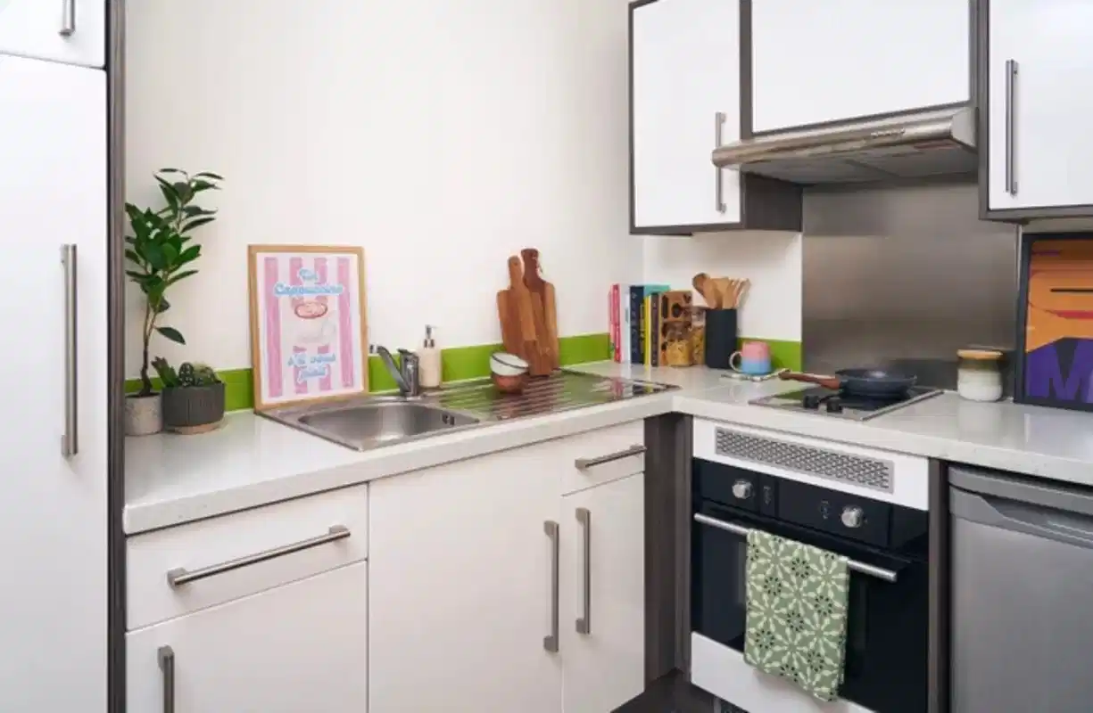 Exterior?w=400&h=260&fit=crop&q=40&auto=format&trim=auto