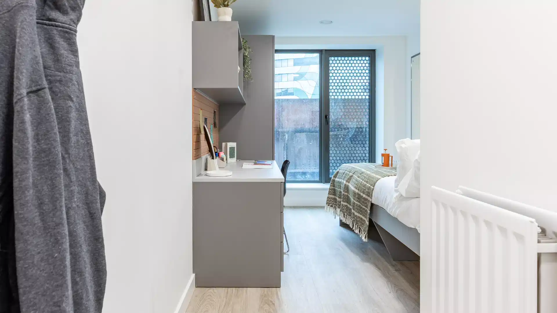 Bedroom?w=400&h=260&fit=crop&q=40&auto=format&trim=auto