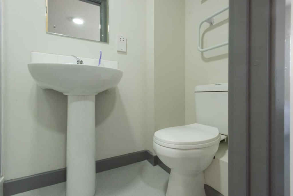 Exterior?w=400&h=260&fit=crop&q=40&auto=format&trim=auto