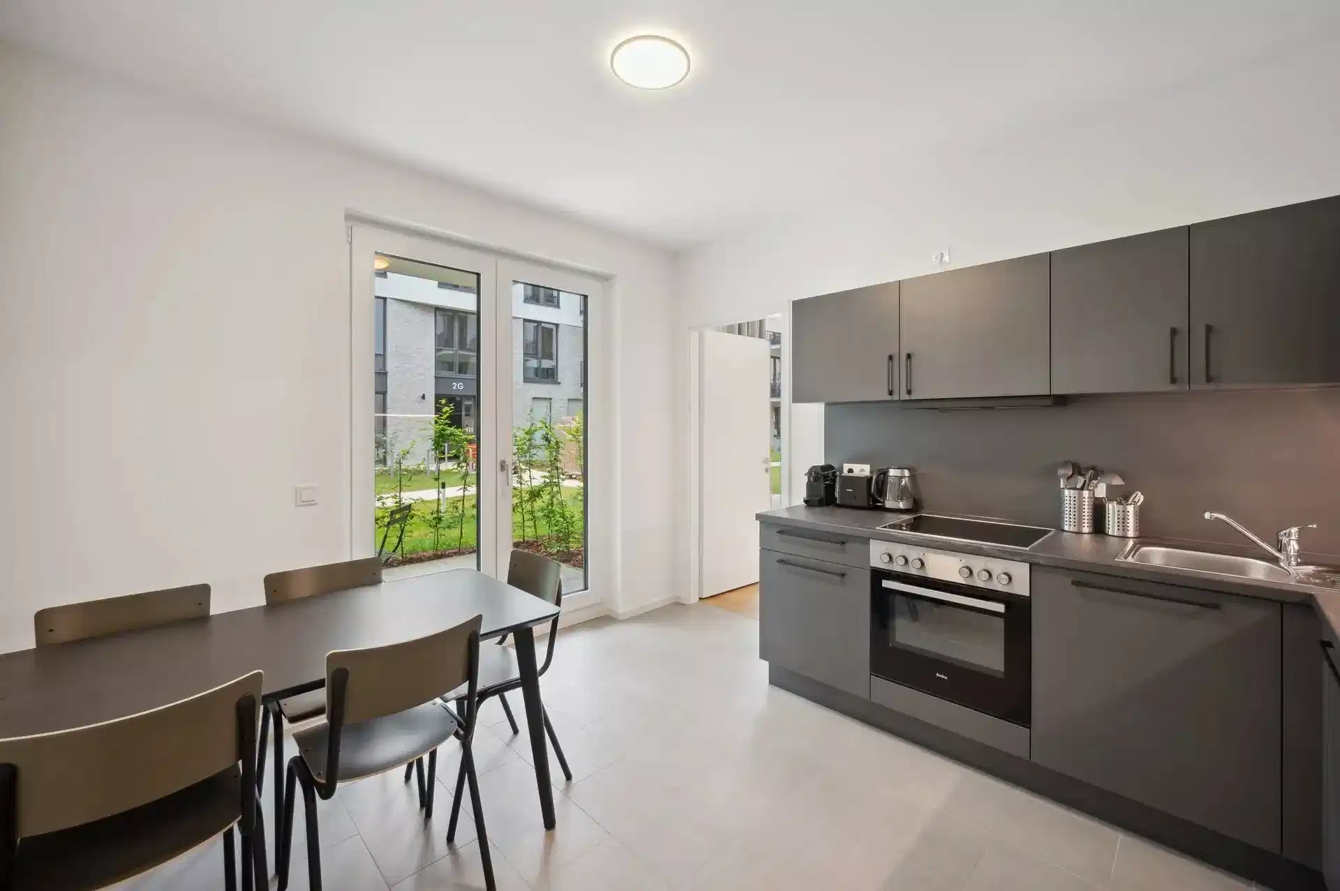 Common Area?w=400&h=260&fit=crop&q=40&auto=format&trim=auto