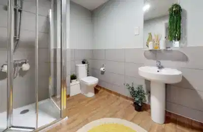 Common Area?w=400&h=260&fit=crop&q=40&auto=format&trim=auto