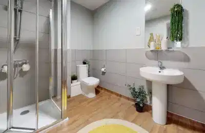Common Area?w=400&h=260&fit=crop&q=40&auto=format&trim=auto