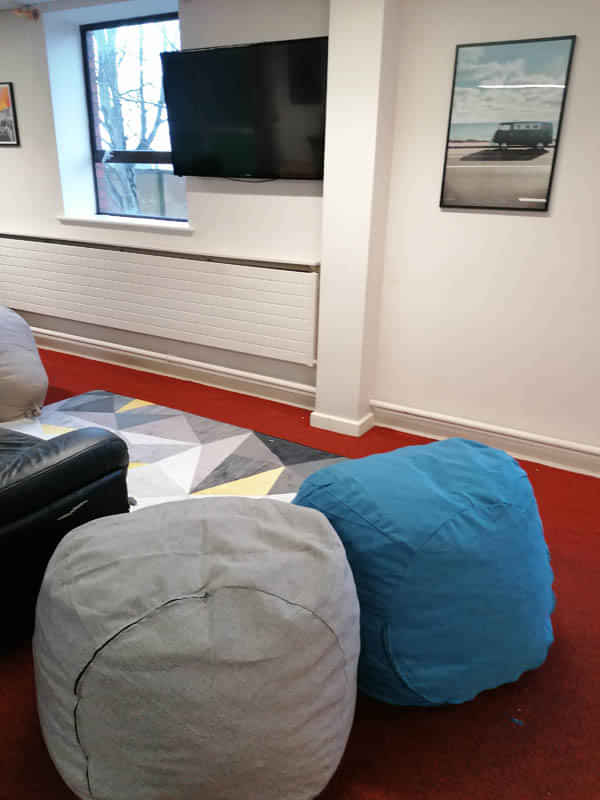 Common Area?w=400&h=260&fit=crop&q=40&auto=format&trim=auto