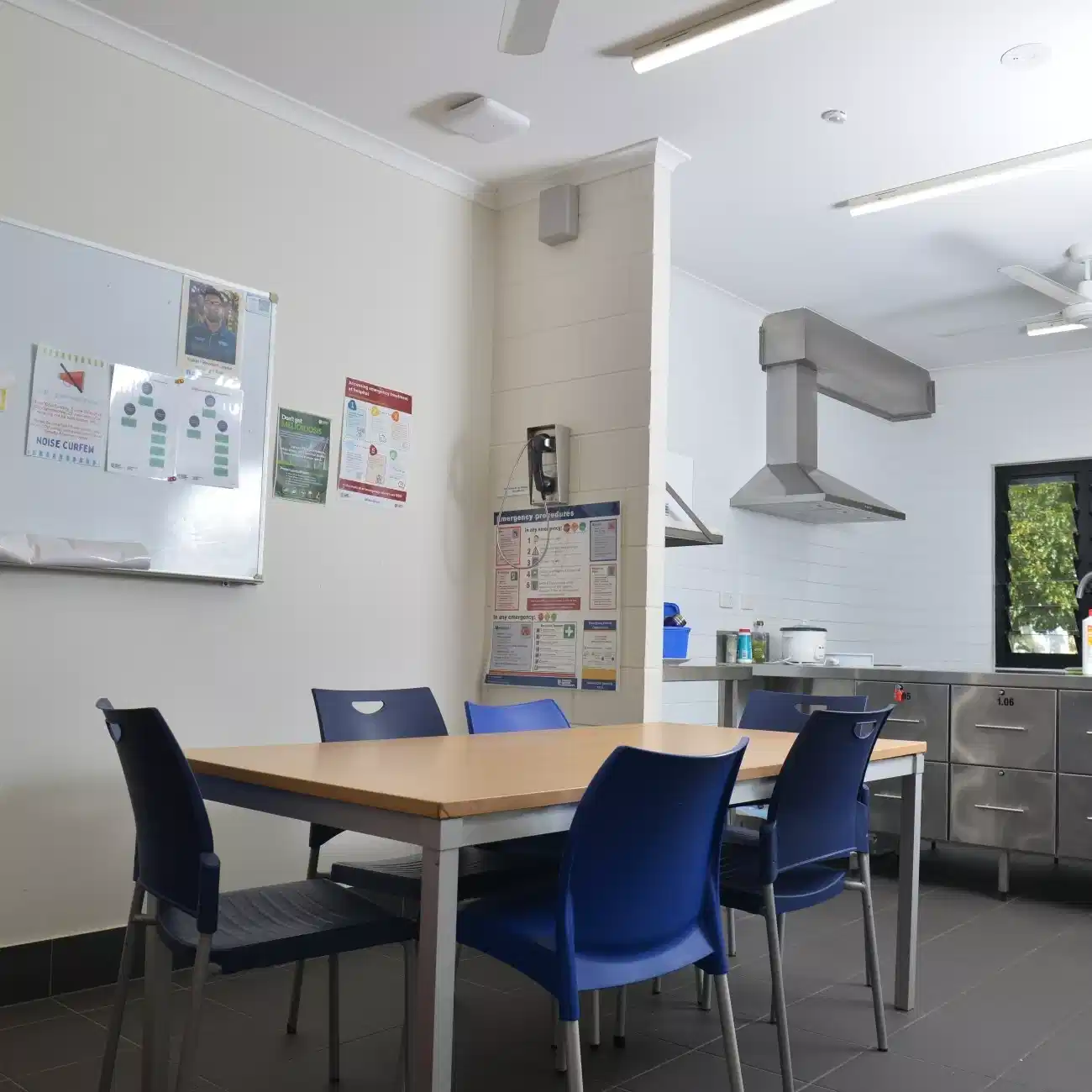 Kitchen?w=400&h=260&fit=crop&q=40&auto=format&trim=auto