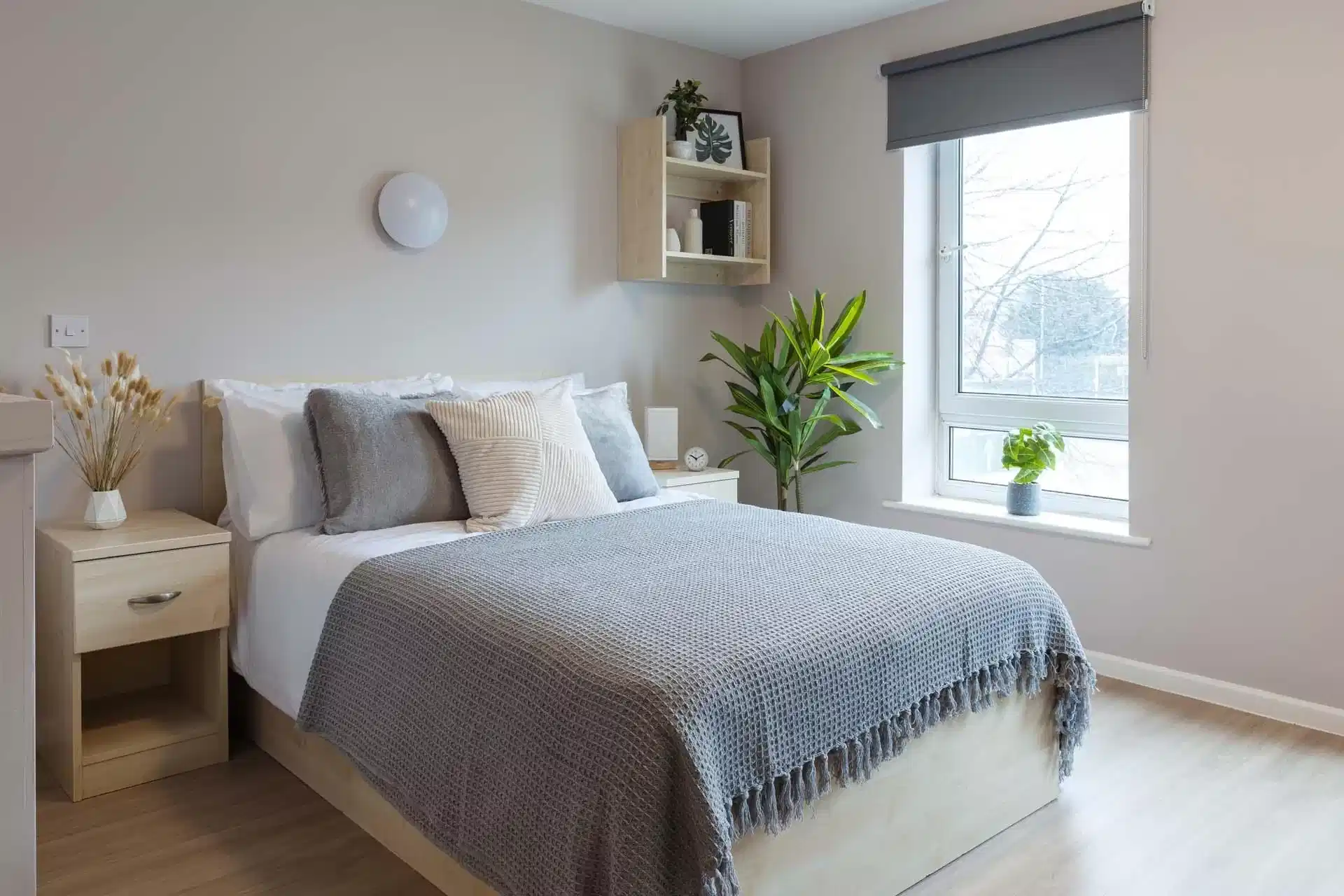 Exterior?w=400&h=260&fit=crop&q=40&auto=format&trim=auto