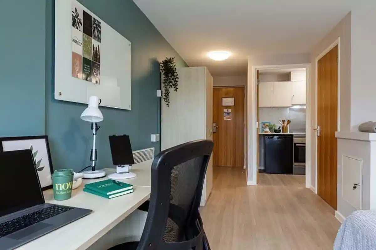 Common Area?w=400&h=260&fit=crop&q=40&auto=format&trim=auto