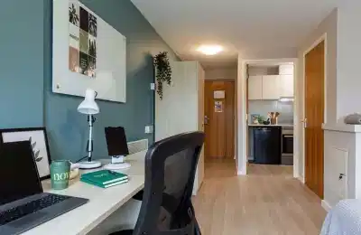 Common Area?w=400&h=260&fit=crop&q=40&auto=format&trim=auto