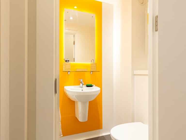 Common Area?w=400&h=260&fit=crop&q=40&auto=format&trim=auto