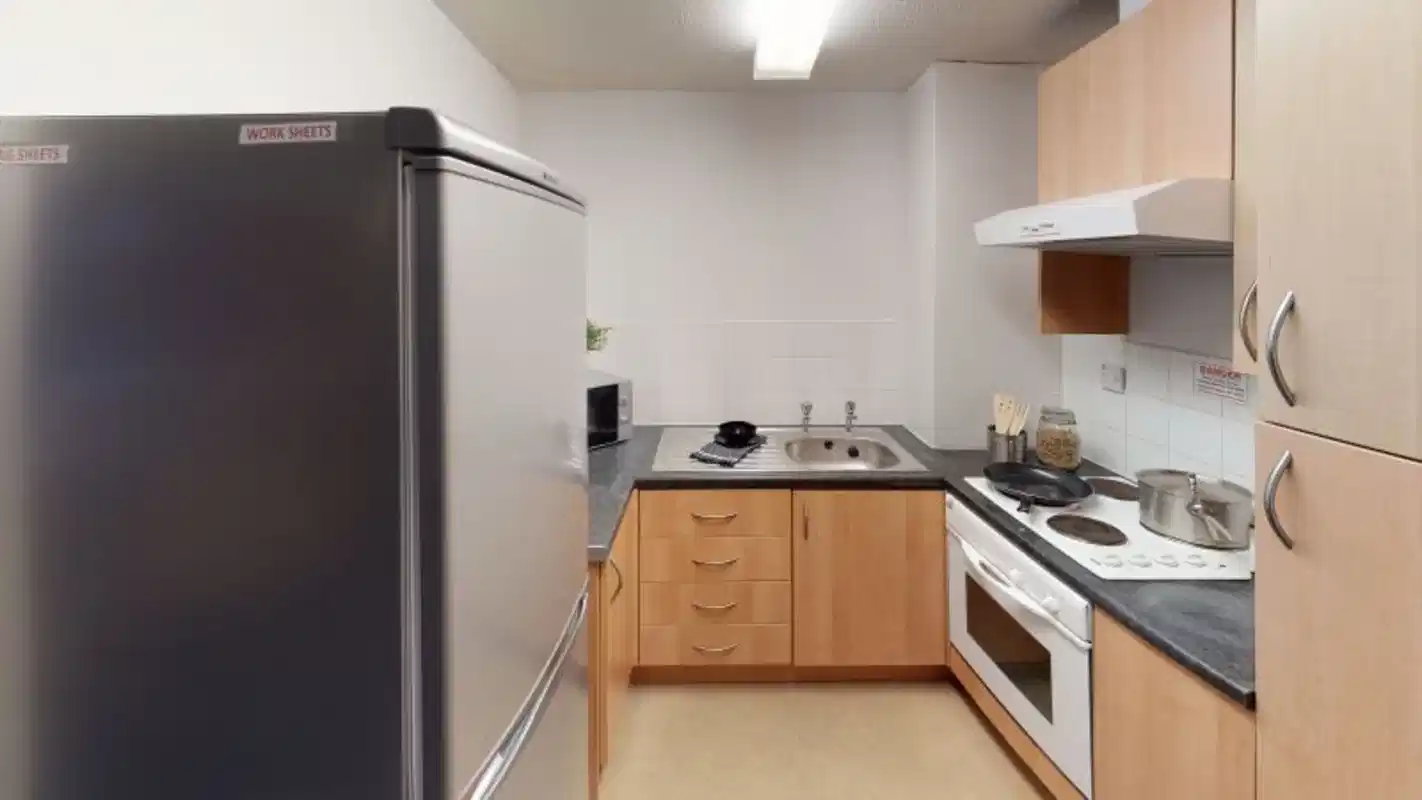 Room?w=400&h=260&fit=crop&q=40&auto=format&trim=auto