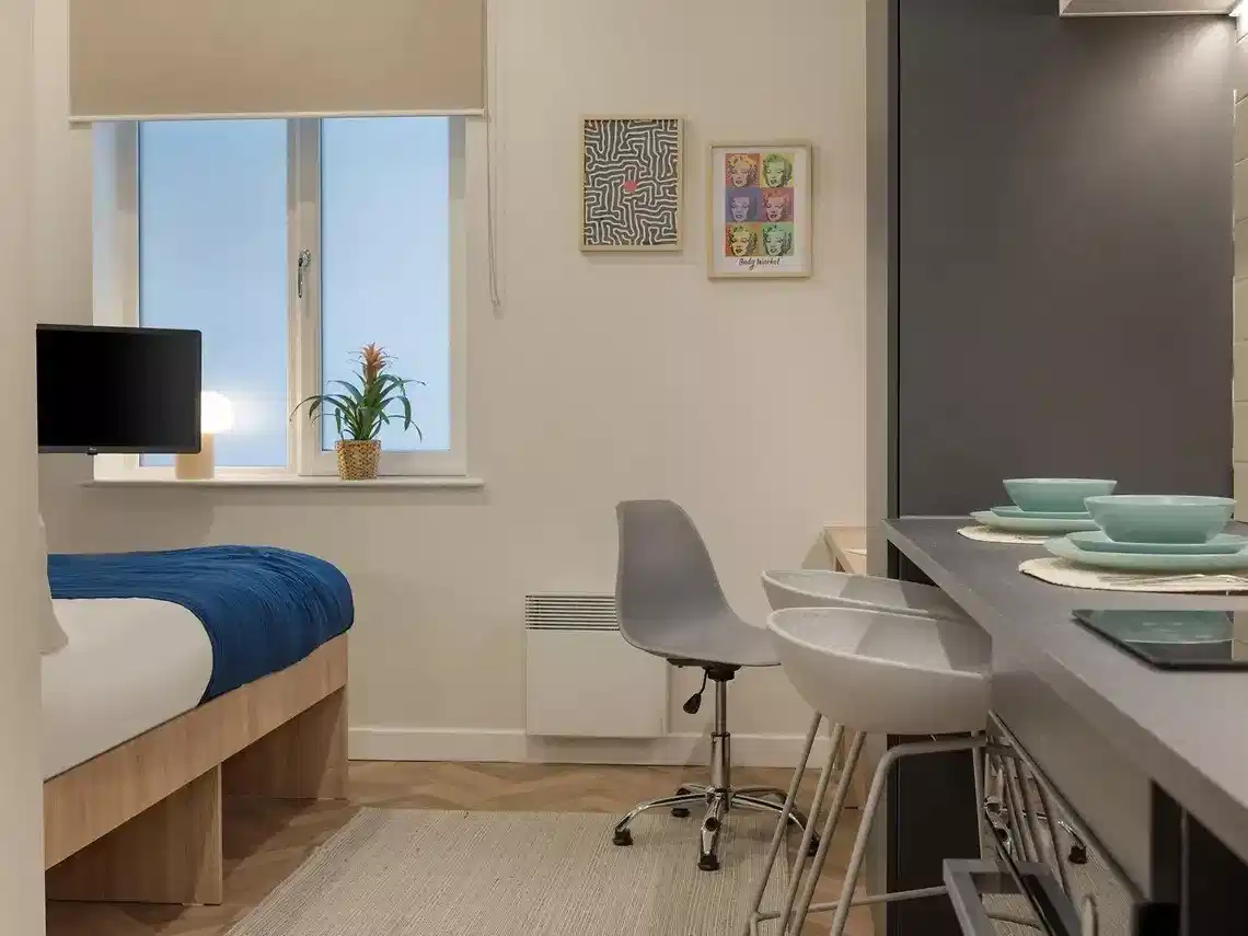 Exterior?w=400&h=260&fit=crop&q=40&auto=format&trim=auto