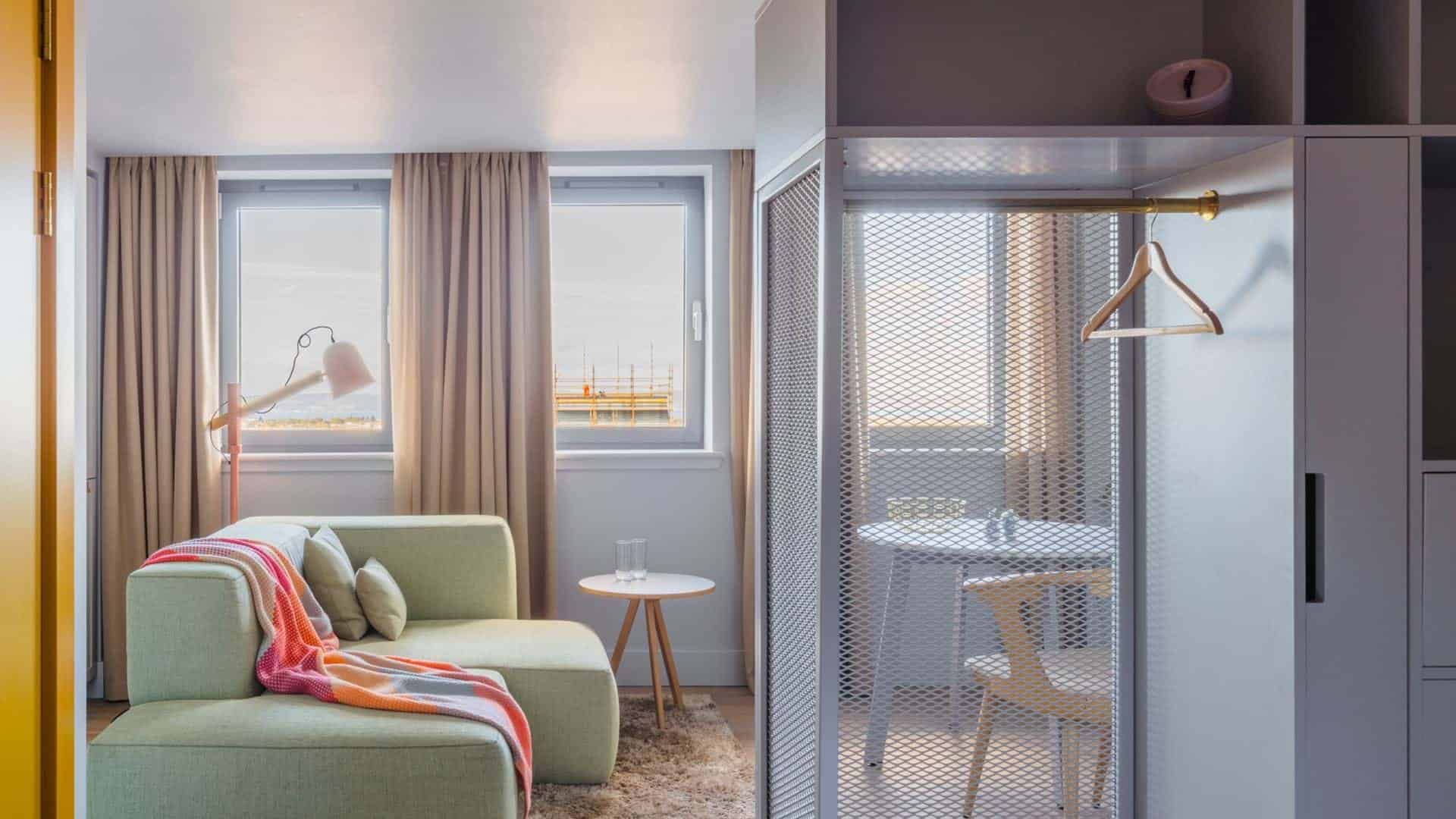 Common Area?w=400&h=260&fit=crop&q=40&auto=format&trim=auto