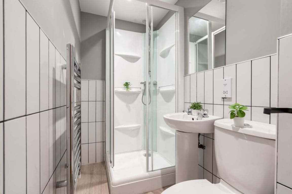 Bedroom?w=400&h=260&fit=crop&q=40&auto=format&trim=auto