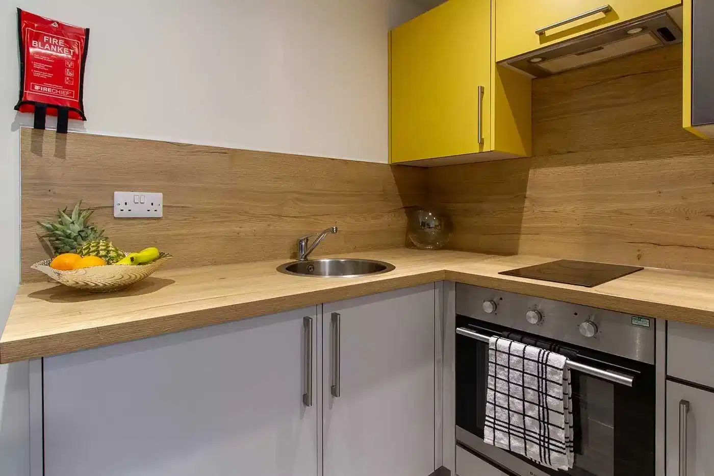 Exterior?w=400&h=260&fit=crop&q=40&auto=format&trim=auto