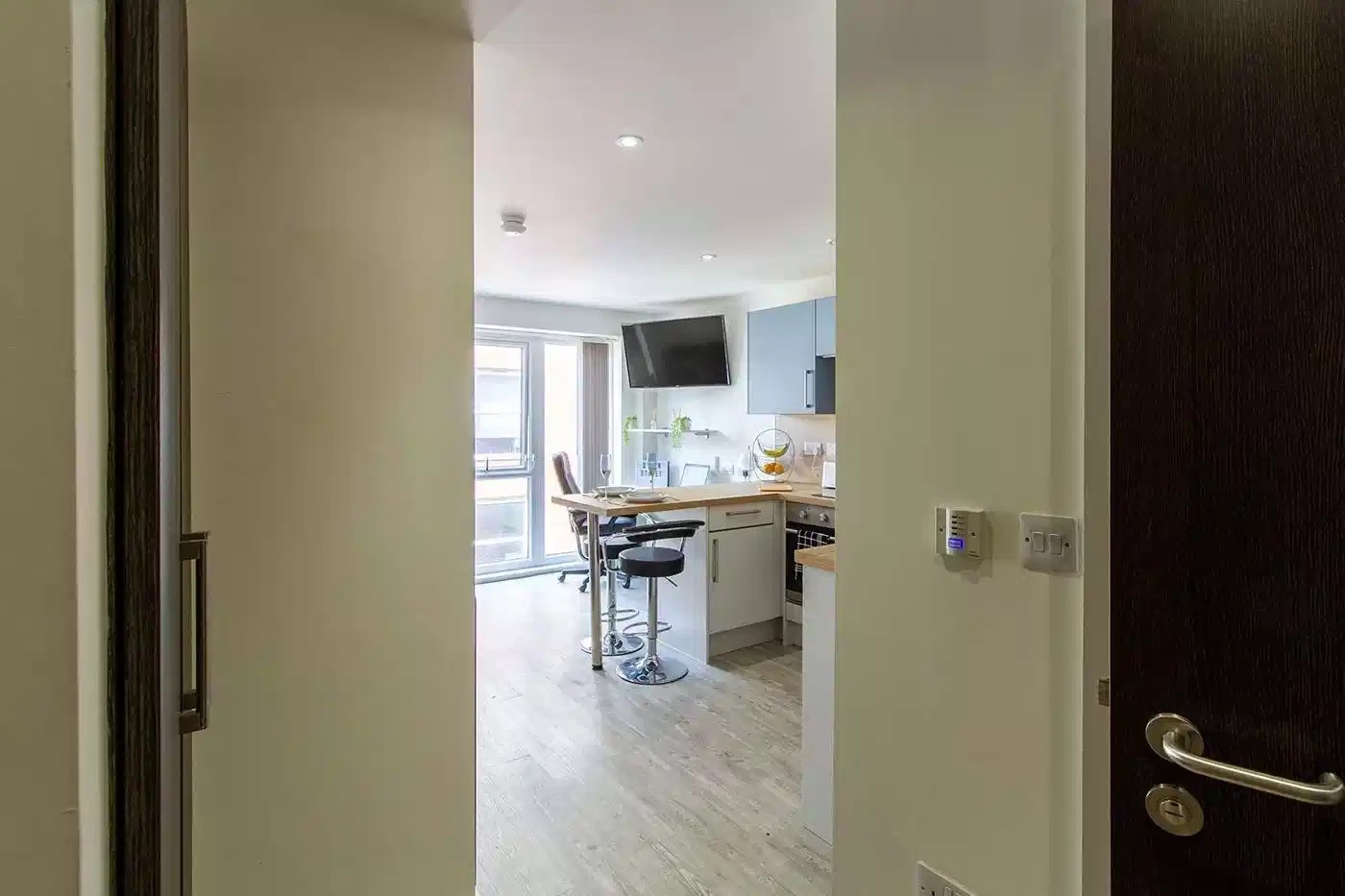 Exterior?w=400&h=260&fit=crop&q=40&auto=format&trim=auto