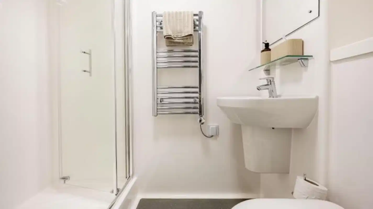 Exterior?w=400&h=260&fit=crop&q=40&auto=format&trim=auto