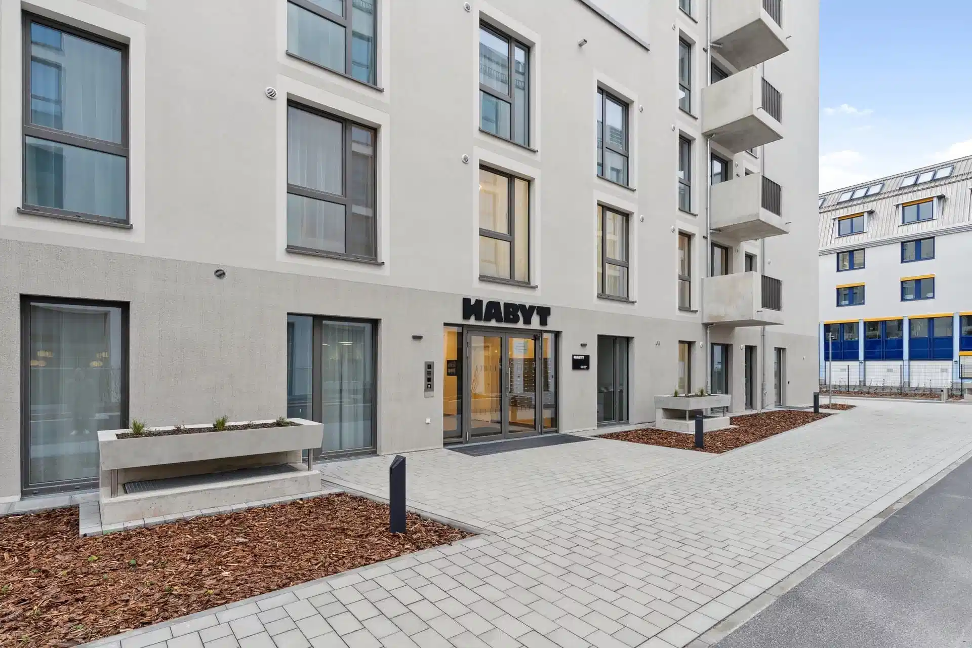 Exterior?w=400&h=260&fit=crop&q=40&auto=format&trim=auto