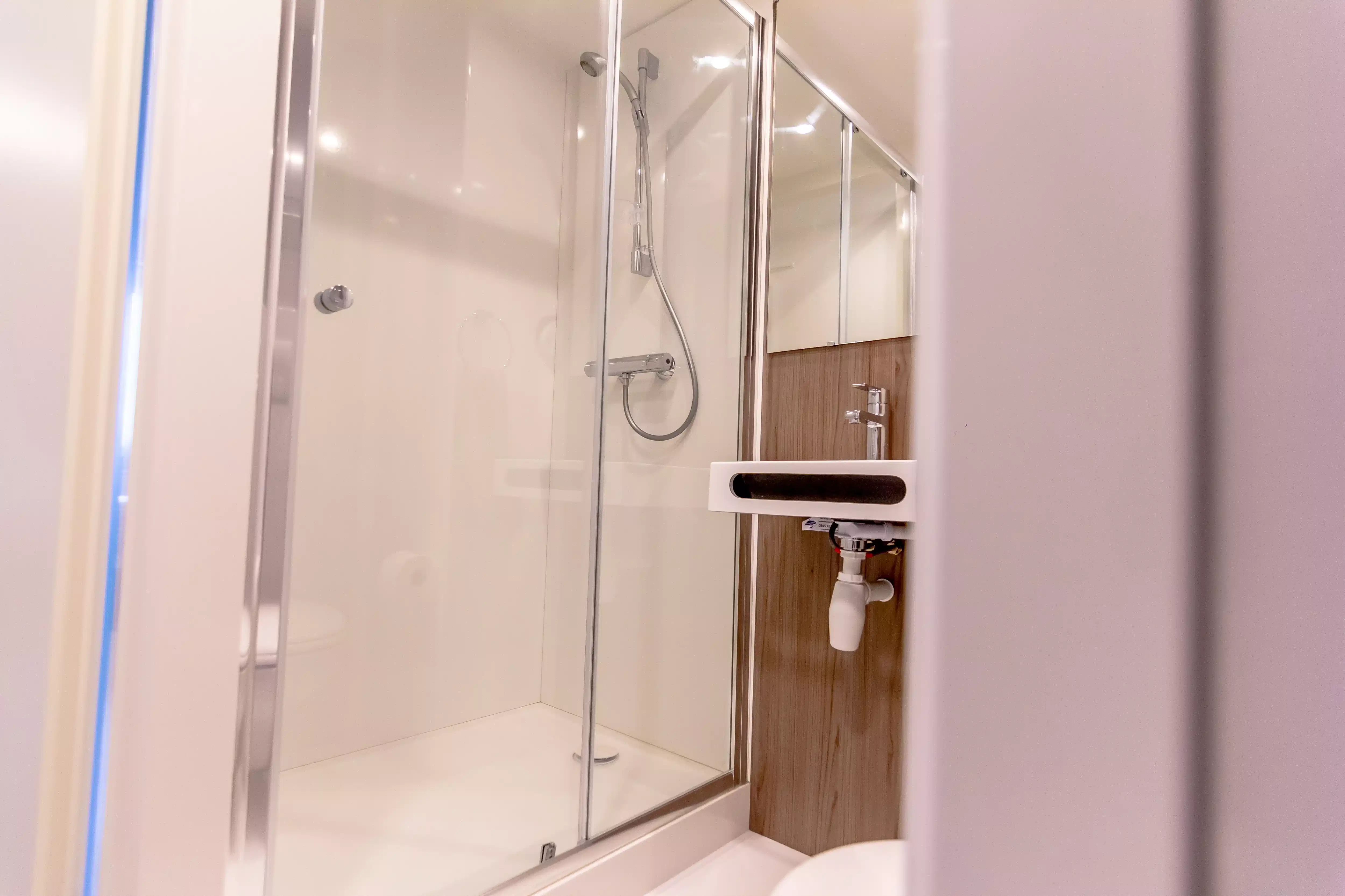 Exterior?w=400&h=260&fit=crop&q=40&auto=format&trim=auto