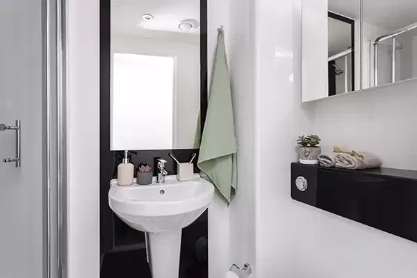 Exterior?w=400&h=260&fit=crop&q=40&auto=format&trim=auto