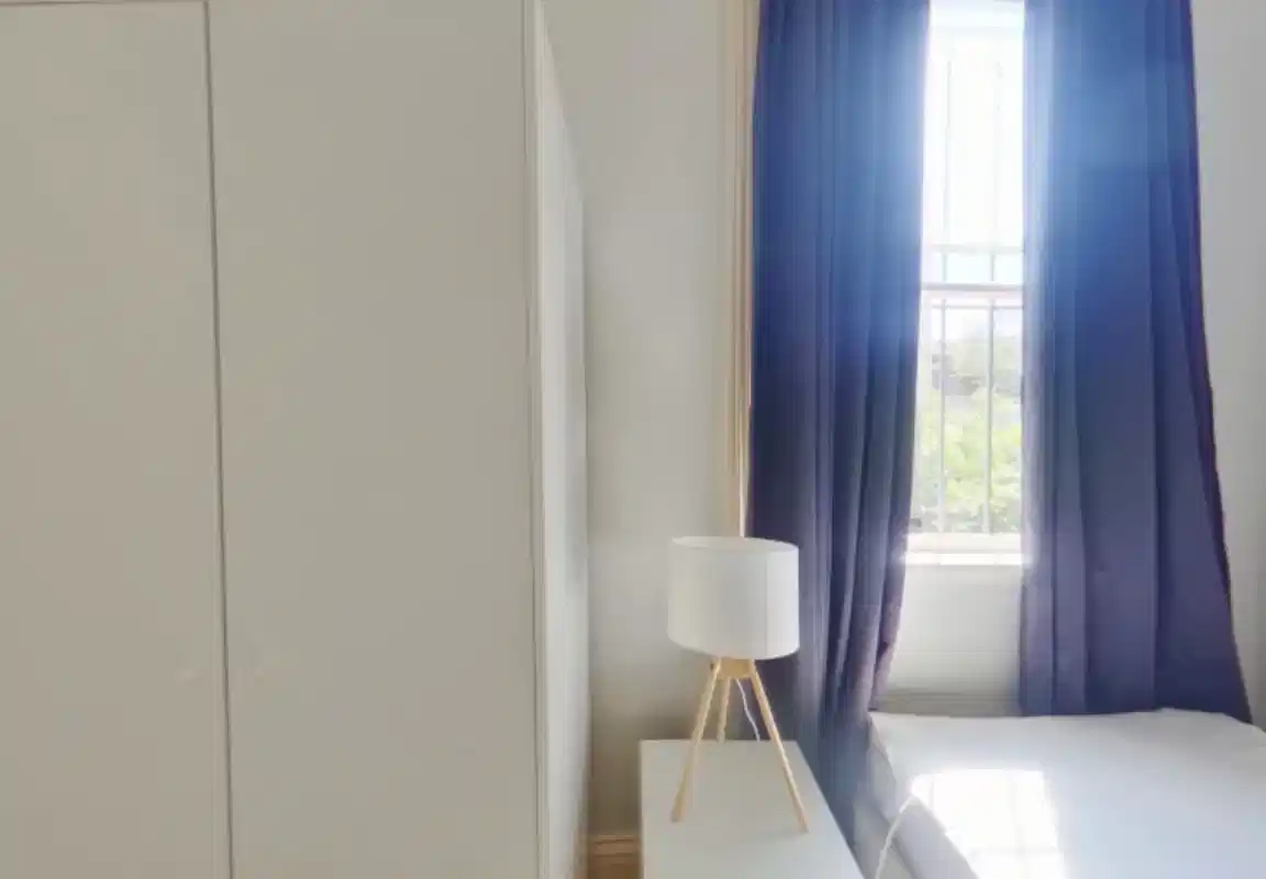 Common Area?w=400&h=260&fit=crop&q=40&auto=format&trim=auto