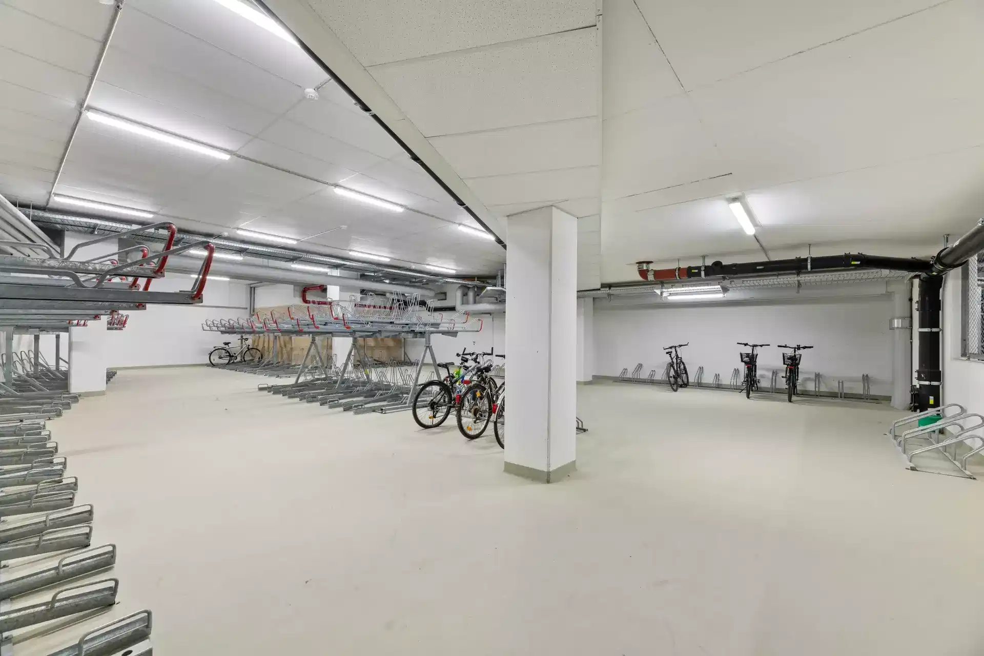 Kitchen?w=400&h=260&fit=crop&q=40&auto=format&trim=auto