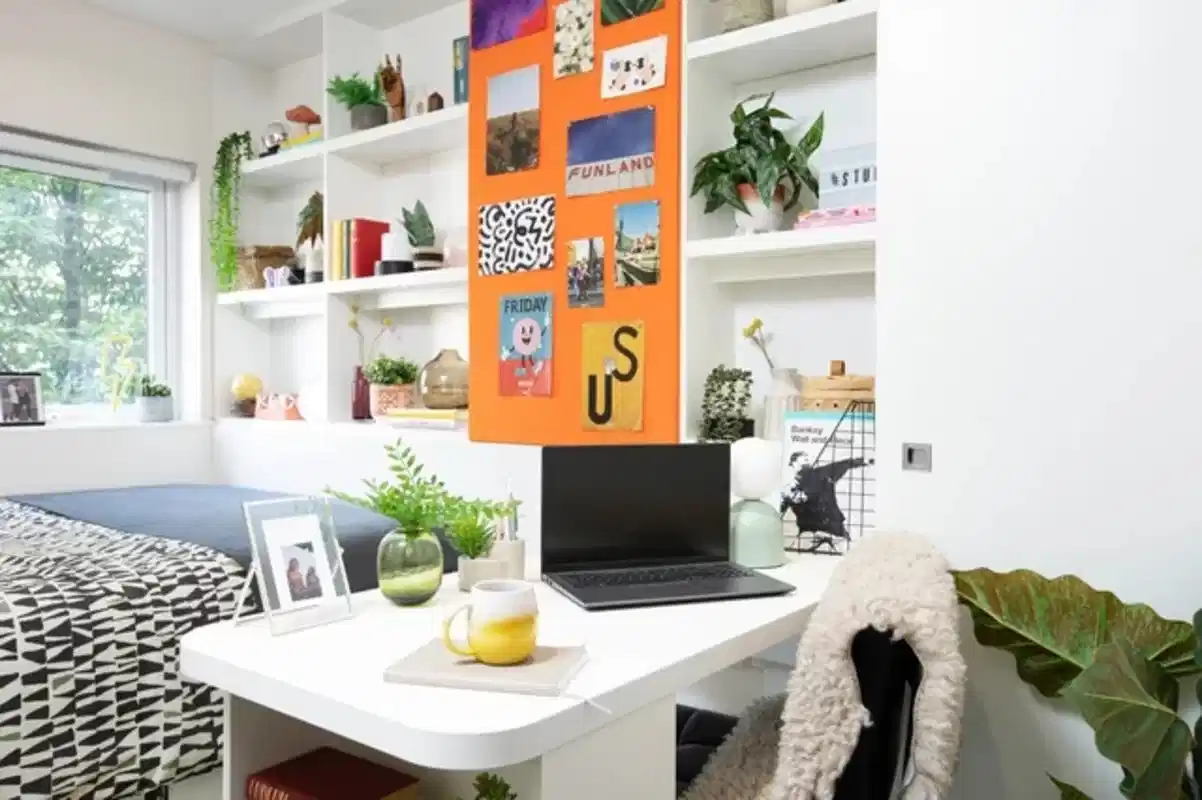 Common Area?w=400&h=260&fit=crop&q=40&auto=format&trim=auto