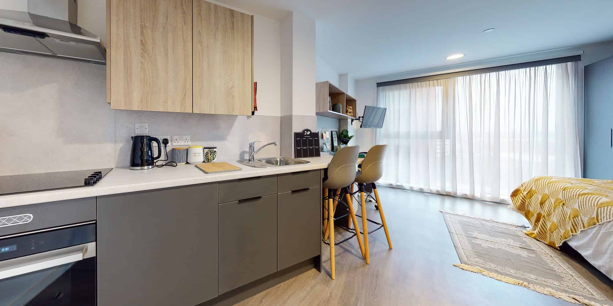 Common Area?w=400&h=260&fit=crop&q=40&auto=format&trim=auto