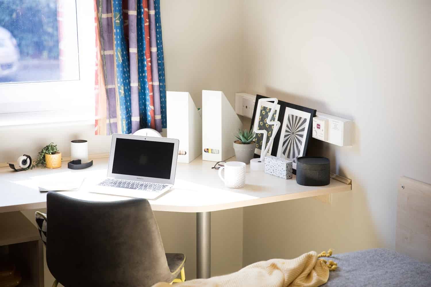 Common Area?w=400&h=260&fit=crop&q=40&auto=format&trim=auto