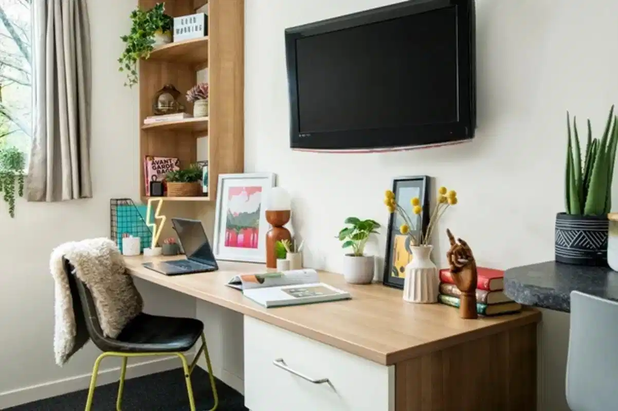 Common Area?w=400&h=260&fit=crop&q=40&auto=format&trim=auto