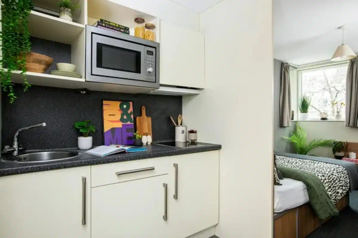 Common Area?w=400&h=260&fit=crop&q=40&auto=format&trim=auto