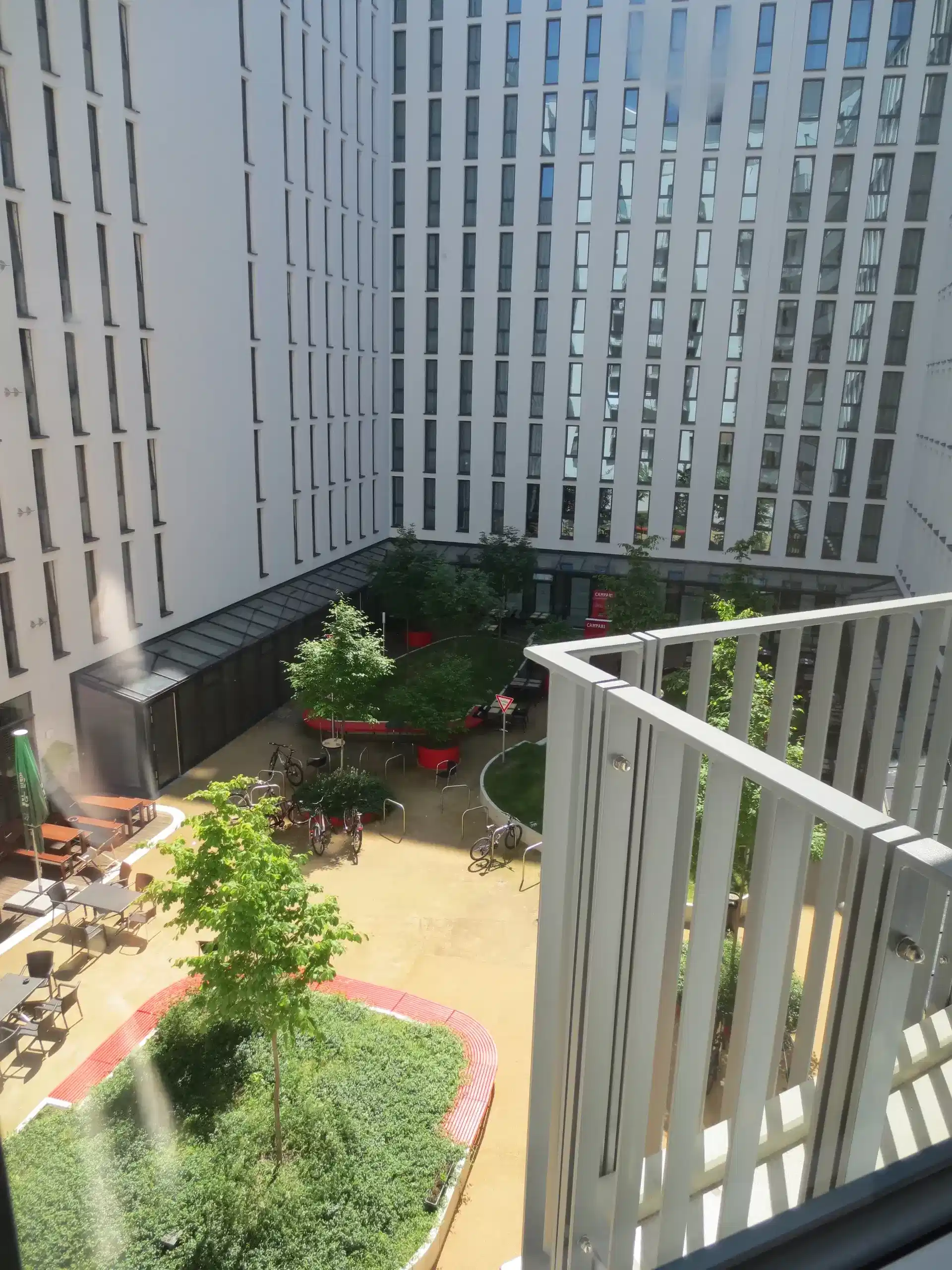 Exterior?w=400&h=260&fit=crop&q=40&auto=format&trim=auto