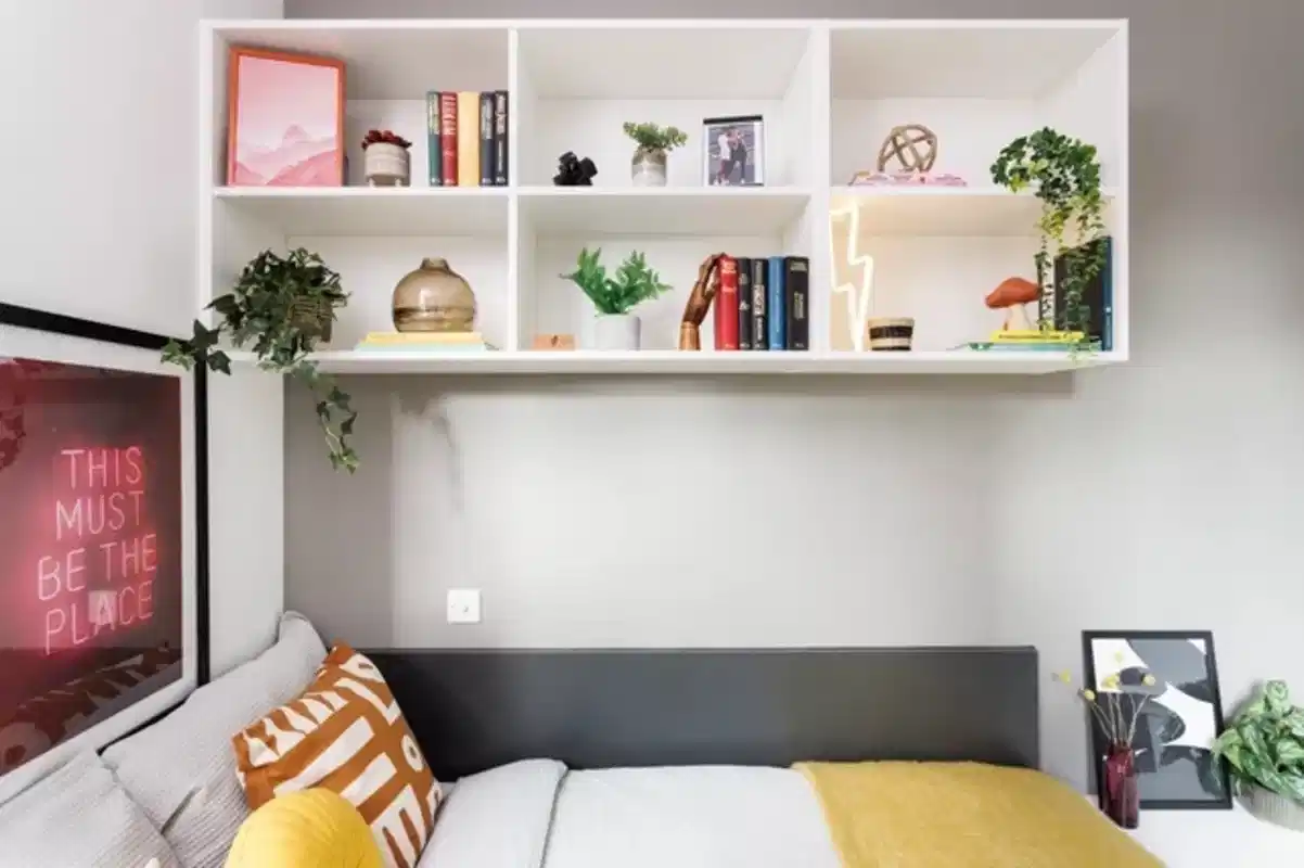 Exterior?w=400&h=260&fit=crop&q=40&auto=format&trim=auto