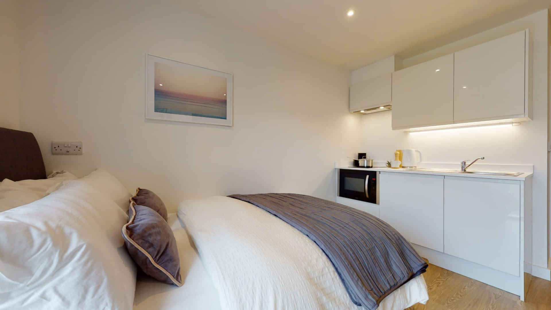 Common Area?w=400&h=260&fit=crop&q=40&auto=format&trim=auto