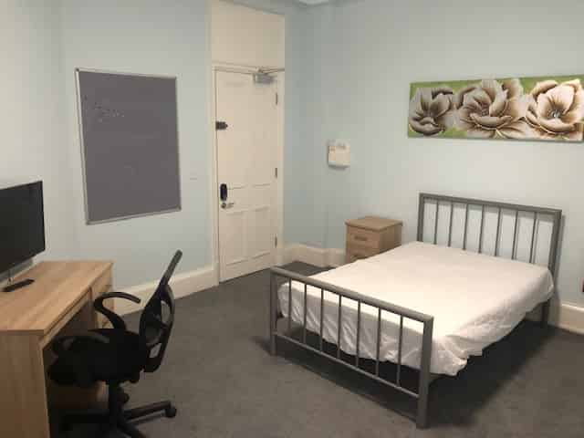 Exterior?w=400&h=260&fit=crop&q=40&auto=format&trim=auto